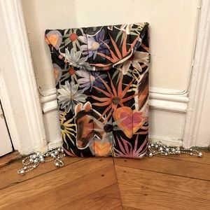 Discontinued Baggu Jessica Willliams iPad/laptop puffy sleeve 16”